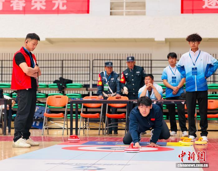 青海省第十九届运动会陆地冰壶比赛开赛