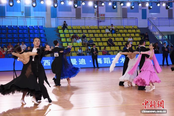 上千“舞林高手”齐聚湖北茅箭 以舞会友展英姿