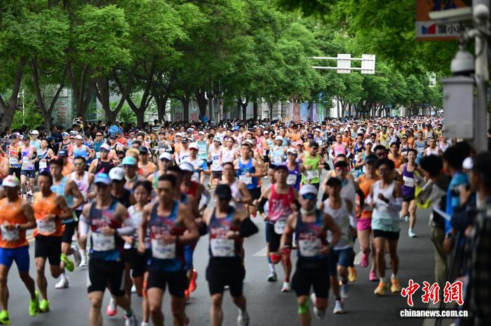 2026兰州马拉松吸引3.3万名跑者竞逐黄河之滨
