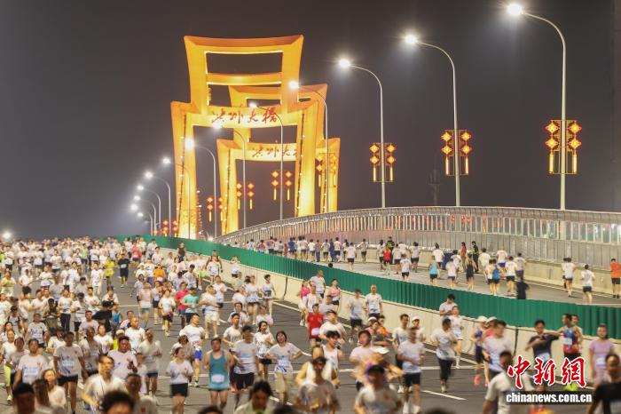 万人夜跑点亮洪州夜 江西南昌文体旅融合激发城市新动能