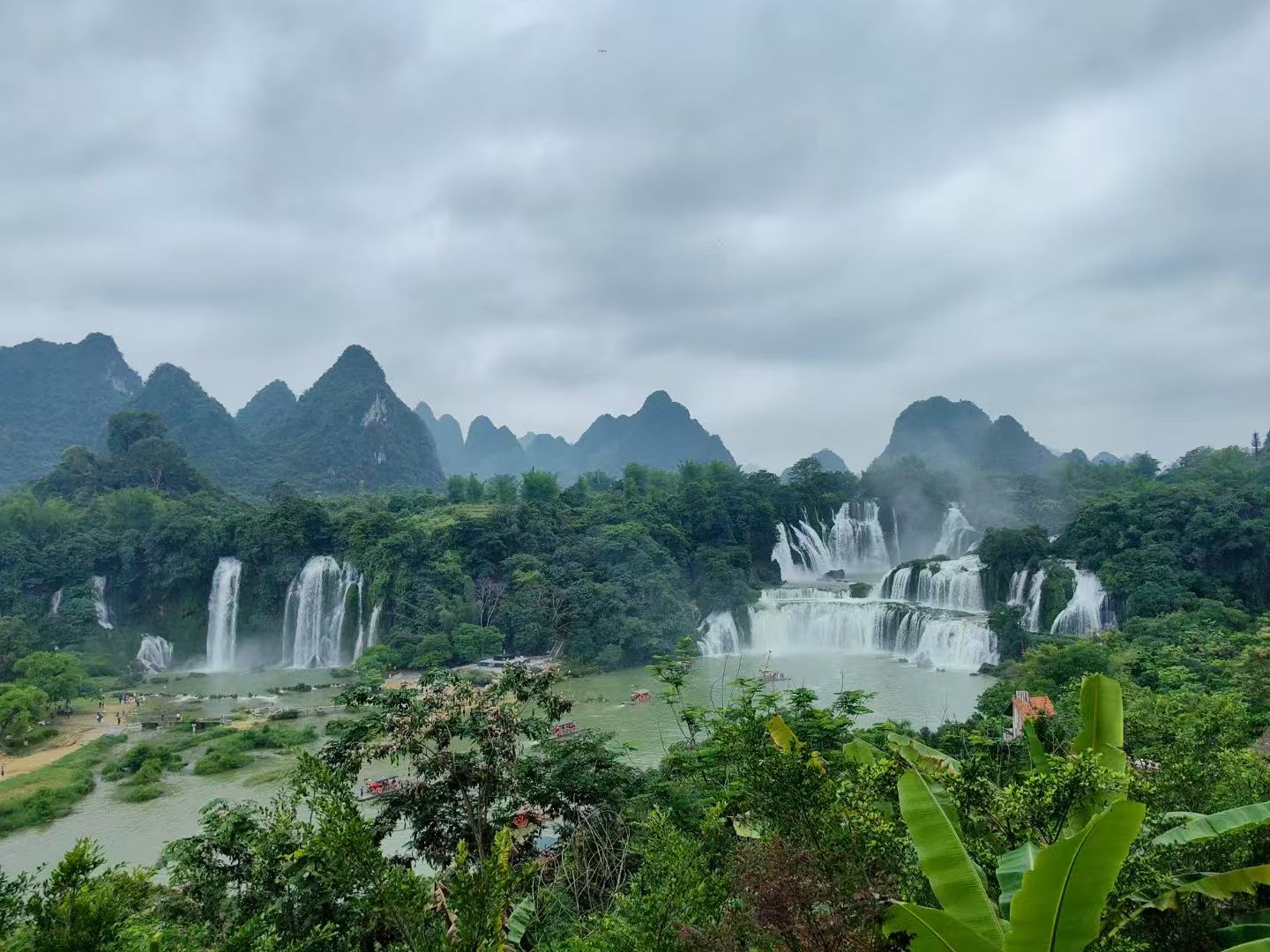 旅游热了岗位多 村民吃上“旅游饭”