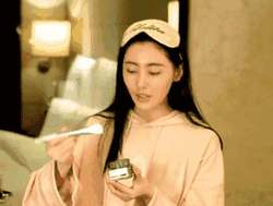 张天爱敷面膜